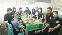Sebagai ketua PSI, Grace juga dekat dengan anggota PSI Maluku. Mereka terlihat sedang melahap ayam bakar. Ini baru namanya benar benar makan malam, tulis Grace. Foto: Instagram gracenat