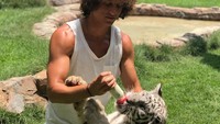 Tak cukup beruang, David Luiz juga memberi susu botol ke anak harimau ini. Wah, hati-hati digigit! (Instagram/David Luiz)