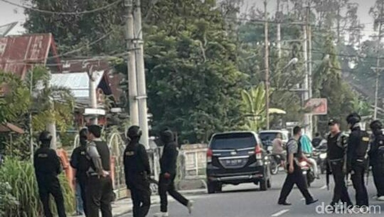 Polisi Temukan Busur dan Anak Panah di Rumah Teroris Jambi Polisi Temukan Busur dan Anak Panah di Rumah Teroris Jambi