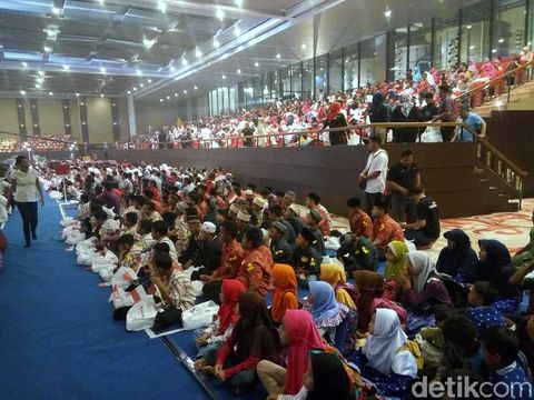2 Ribu Anak Yatim Buka Bersama Menteri Rini di De Tjolomadoe