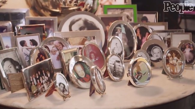 Tidak tahu ya, aku suka ruangan ini. Tidak terasa seperti ruangan kaku dan pengap yang tak pernah digunakan kebanyakan orang. Kami benar-benar hidup di sini, ungkap Kate Spade dalam video. Foto: Dok. People