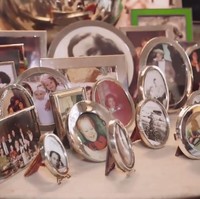 Tidak tahu ya, aku suka ruangan ini. Tidak terasa seperti ruangan kaku dan pengap yang tak pernah digunakan kebanyakan orang. Kami benar-benar hidup di sini, ungkap Kate Spade dalam video. Foto: Dok. People