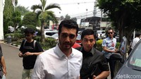  Ia tampak mengenakan baju putih dan didampingi pengacaranya.