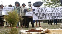 Para petani yang tergabung dalam Aliansi Petani Jonggol (APJ) melakukan unjuk rasa di depan Gedung KPK, Kamis (7/6/2018).