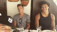 Pesepak bola kelahiran Jerman ini juga gemar nongkrong di kafe bersama temannya. Menurut kamu Ozil keren nggak? Foto: Instagram @m10_official
