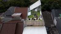 Perusahaan arsitektur Indonesia Studio SA_e baru saja menyelesaikan renovasi sebuah rumah yang telah berkembang dan mengalami banyak ekspansi sejak pemiliknya membeli pertama kali 18 tahun yang lalu. Inhabitat/Istimewa.