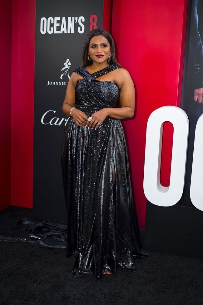 Mindy Kaling anggun dengan gaun asimetris dari Prabal Gurung. Gaun terlihat begitu berkilauan dengan material mengkilap seolah mengeluarkan aura bintang si aktris. Foto: Ist.