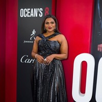 Mindy Kaling anggun dengan gaun asimetris dari Prabal Gurung. Gaun terlihat begitu berkilauan dengan material mengkilap seolah mengeluarkan aura bintang si aktris. Foto: Ist.