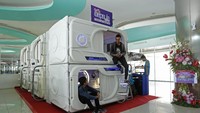 Menurut CEO Pelindo III Ari Askhara, fasilitas modern yang tersedia di Terminal Gapura Surya Nusantara, Pelabuhan Tanjung Perak sudah seperti di bandara internasional di dunia. Terminal ini menyediakan SNQ Capsule Hotel dengan tarif sebesar Rp. 75.000,- per 6 jam atau Rp. 180.000,- per hari, tamu bisa mendapatkan fasilitas televisi dengan headset, terminal USB, penyejuk udara, dan lampu baca. Istimewa/Dok. PT. Pelindo III.