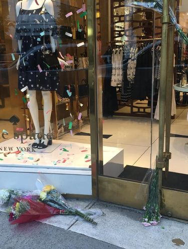 Fans taruh bunga di depan butik Kate Spade New York. 