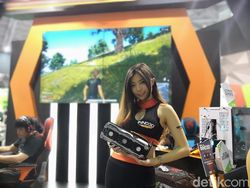 SPG Cantik Segarkan Pameran Teknologi Terbesar Asia