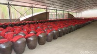 Mereka juga punya ruang penyimpanan untuk arak china dalam gentong besar (Fitraya/detikTravel)