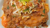 Wah, @ajoe_chan ini sangat prkatis! Ditaruh langsung di atas nasi tahu telur lalu disiram saus kacang. Ditaburi tauge dan kerupuk. Mantap! Foto: Instagram @ajoe_chan