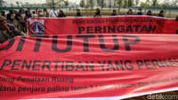 Penyegelan yang dipimpin Anies ini dibantu personel Satuan Polisi Pamong Praja (Satpol PP) serta petugas Dinas Cipta Karya, Penataan Kota, dan Pertanahan DKI.