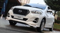 Mobil murah tak hanya didominasi Toyota dan Daihatsu saja. Ada juga merek Datsun yang menawarkan mobilnya Datsun Go dengan harga mulai Rp 102,99 juta. Foto: Ari Saputra