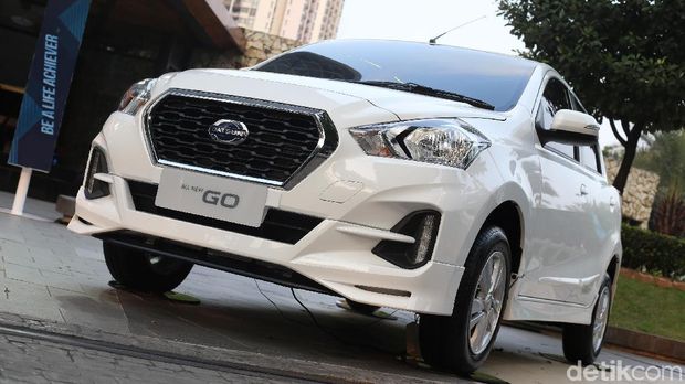 Model berpose dengan Mobil datsun GO+ dan datsun; GO saat diperkenalkan dan test drive oleh wartawan di Jakarta (6/6 2018) Kedua mobil ini menambah persaingan dunia otomotif nasional mobil jenis LCGC. Datsun menambah fitur dan interior kursi; head unit; HU SDH touch Screen; exterior velg baru. Datsun Go di banderol harga Rp. 142.190.000 dan Datsun Go Plus Rp. 133.990.000.