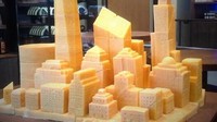 Karya seni yang ini dipamerkan dalam acara Eat the Art  berlangsung di New York City Grand Central Station. Keju dalam ukuran besar ini dibentuk seperti kota modern dengan banyak gedung pencakar langit. Foto: Istimewa