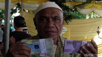 Warga melakukan penukaran uang di halaman rumah dinas Gubernur (Gorontalo), Kamis (7/6/2018).