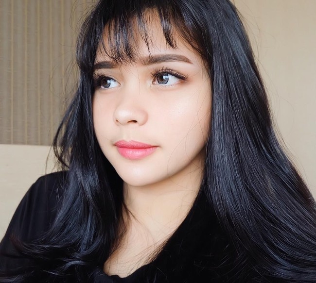 Mengenakan makeup natural flawless dengan perona bibir pink, penampilan Menda terlihat memukau. Foto: Instagram @mendasuci