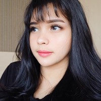 Mengenakan makeup natural flawless dengan perona bibir pink, penampilan Menda terlihat memukau. Foto: Instagram @mendasuci