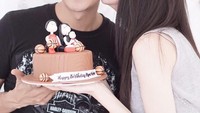 Duh sweet banget! Adi Nugroho mendapat kue dan kecupan hangat dari sang istri di momen ulang tahunnya. Selamat ulang tahun ya Adi. Foto: instagram @adinugroho_st