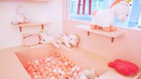 Salah satu spot yang menarik perhatian adalah kolam mandi bola. Kolam mungil ini berisi bola plastik pink dan putih dengan boneka unicorn yang mengelilinginya. Foto: Istimewa