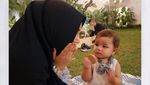 Saat Makan Salmafina, Putri Pengacara Sunan Kalijaga Tetap Berpose Cantik