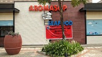 Suasana di Pulau D sepi. Semua bangunan rumah dan toko tertutup, begitu juga foodcourt.