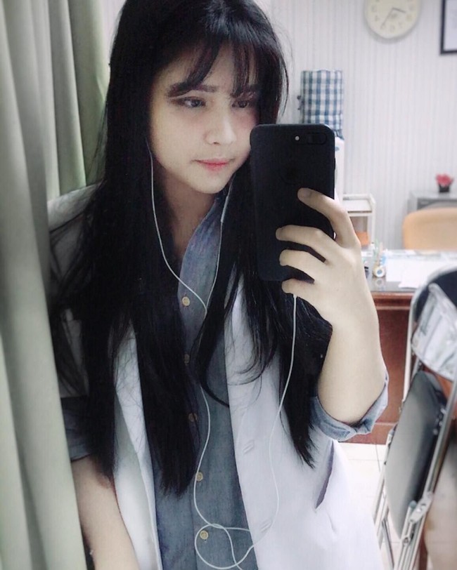Dara cantik berusia 24 tahun ini juga sering membagikan potret memesona dirinya dan aktivitasnya bersama rekan-rekan dokter di Instagram. Foto: Instagram @mendasuci
