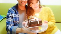 Kalau ini pose Sheza saat memamerkan kue ulang tahun cokelat. Ia mengaku sempat sedih karena tinggal jauh dari keluarganya di Jakarta. Foto: Instagram shezaidris