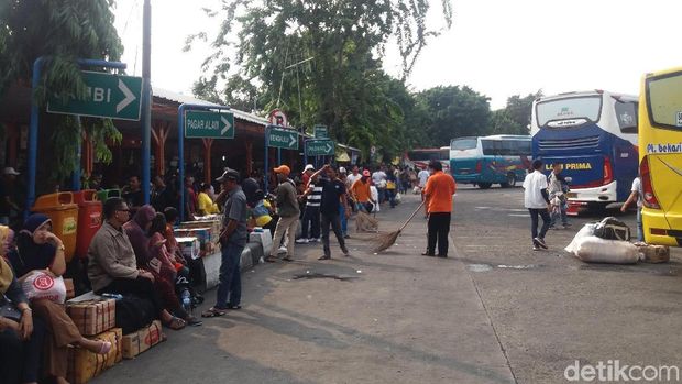 Ada 1.835 penumpang pergi dan datang di Terminal Kalideres