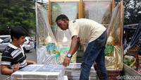 Menurut sejumlah pedagang seminggu jelang Lebaran permintaan parcel meningkat.