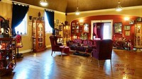 Nuansa rumah Held pun diubah menjadi lebih dramatis. Warna merah mendominasi seisi ruangan dan perabotan. (DEVIL-ish Little Things Museum/Facebook)