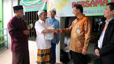 Bank Mega Bagikan Sembako untuk Warga Kurang Mampu