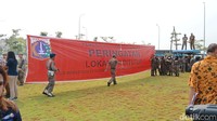 Spanduk penyegelan dengan tuilisan Peringatan Lokasi Ini Ditutup dibentangkan di pulau reklamasi D.