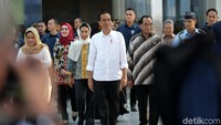 Jokowi dan Iriana yang kompak mengenakan kemeja warna putih mengecek fasilitas terminal baru Bandara Internasional Ahmad Yani. Ia mengaku terkejut akan hadirnya bandara baru ini.