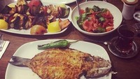 Menyebut Best food in London. Terlihat ikan bakar dengan paduan sayuran panggang dengan segelas teh. Sepertinya enak ya. Foto: Instagram @m10_official