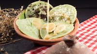 Wow, serabi dengan topping pisang, meises, dan keju ini sedang dilumuri saus kinca. Terlihat sangat menggoda, ya. Foto: Instagram mozepicture
