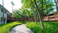 Capella Hotel pun dihias dengan aneka rumput dan tumbuhan hijau, mengingatkan akan desain hotel bernuansa serupa yang banyak ditemui di Bali (Joshua Berlinger/CNN)