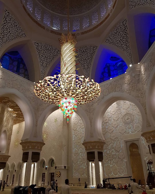 Foto: Masjid Cantik, Swarovski dan Karpet Terbesar Dunia ...