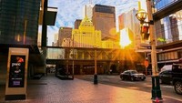 Sinar matahari yang terefleksi di jendela gedung ibukota tidak mengurangi keindahan potret senja di kota ini. Zun Lin Zheng/EyeEm via Getty Images.