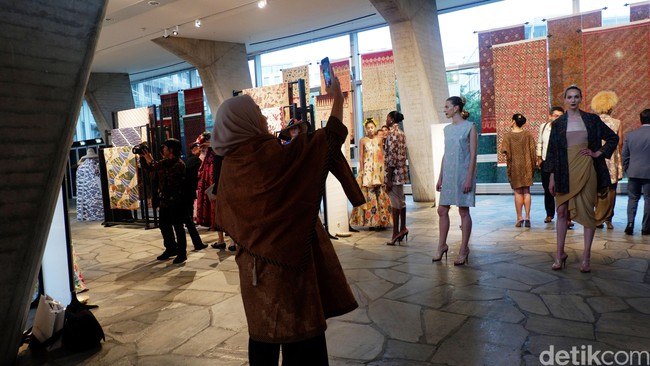 Batik dipamerkan dengan instalasi yang simpel sehingga menunjukkan keindahan batik itu sendiri. Foto: Daniel Ngantung/Wolipop