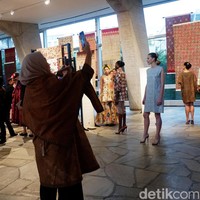 Batik dipamerkan dengan instalasi yang simpel sehingga menunjukkan keindahan batik itu sendiri. Foto: Daniel Ngantung/Wolipop