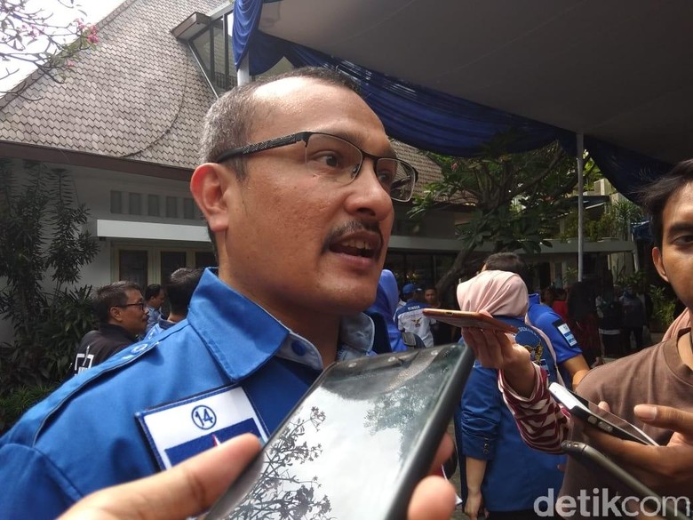 Akun Twitter Di-suspend, Elite PD Ferdinand: Pemerintah Represif! Akun Twitter Di-suspend, Elite PD Ferdinand: Pemerintah Represif!