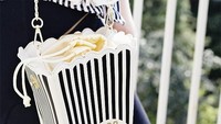 Semua rancangan Kate Spade, selalu unik dan menarik. Tas berbentuk kemasan pop corn ini jadi salah satu desain yang bernuansa makanan. Foto: Istimewa