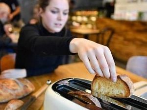 Waduh! Restoran Ini Biarkan Pengunjung Panggang Roti Sendiri