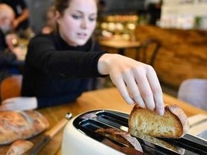 Waduh! Restoran Ini Biarkan Pengunjung Panggang Roti Sendiri