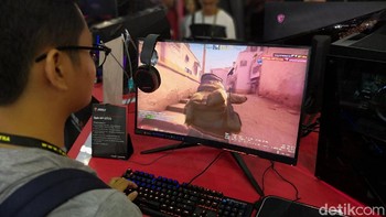 Seorang pengunjung sedang memainkan demo game di booth MSI. (Foto: detIkINET/Muhamad Reza Sulaiman)