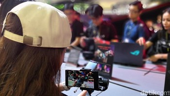 Para pengunjung dari berbagai negara rela mengantri untuk bisa memegang smartphone gaming besutan Asus. (Foto: detIkINET/Muhamad Reza Sulaiman)