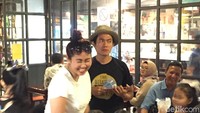Hayooo, ekspresi Melky penuh tanda tanya ketika akan membagikan voucher belanja jutaan rupiah dari detikcom untuk seorang pengunjung yang terlalu bahagia, ketika disapa Melky dan tim detikcom. Foto: dok. detikFood